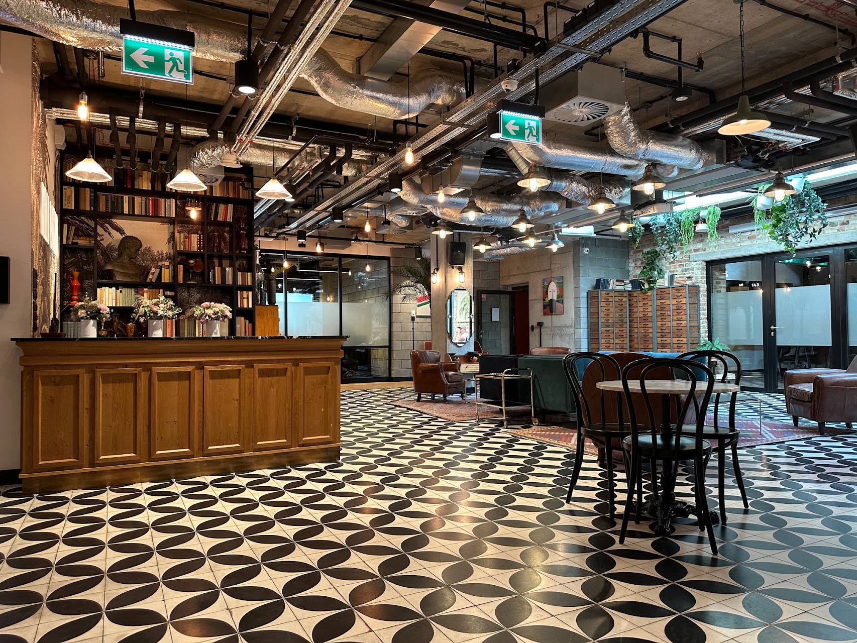 Coffee bar next to the rooms — coffee-break facilities, Hala Koszyki, Koszykowa 65