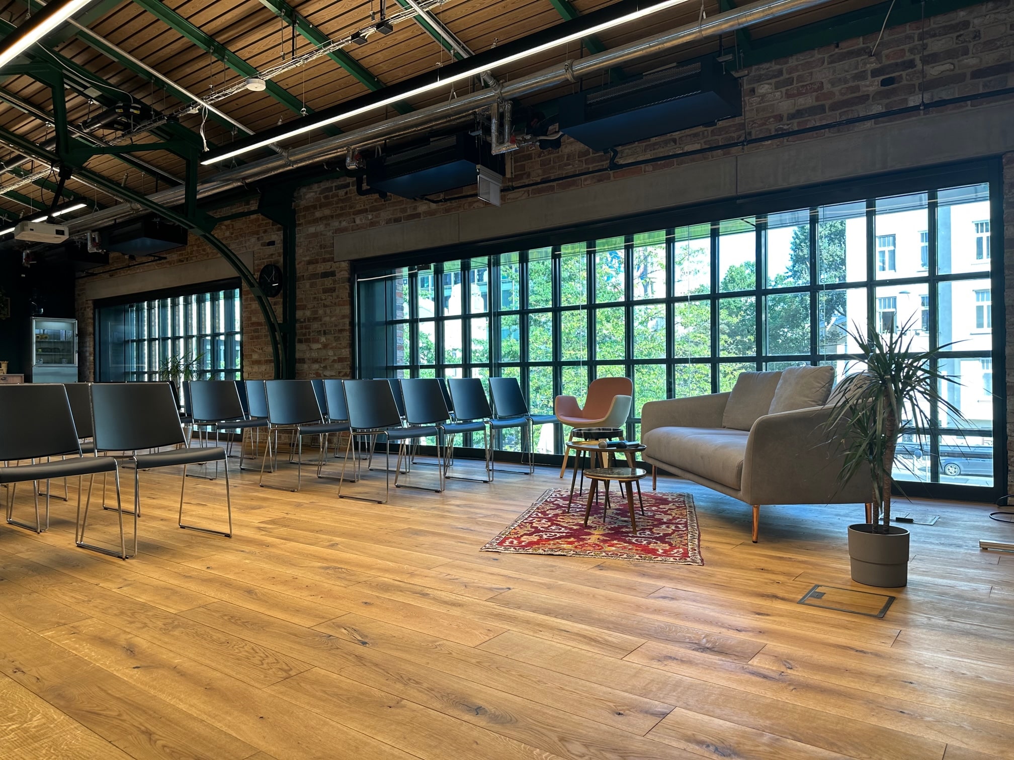 89 m² daylight loft overlooking the interior of Hala Koszyki, Koszykowa 65