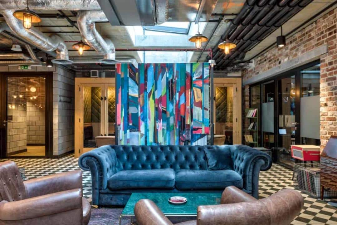 Strefa chillout z muralem — bankiet w industrialnym wnętrzu, Hala Koszyki